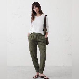 Banana Republic Green Joggers with Elastic Waistband and Tapered Legs